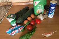 Przygotowanie przepisu Cukiniowa rolada z pomidorami i czosnkowym nadzieniem, krok 1