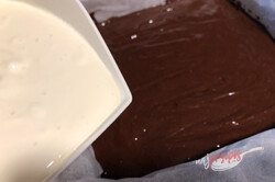 Przygotowanie przepisu Perfekcyjne połączenie ciasta brownies i kremu cheesecake z malinami, krok 5