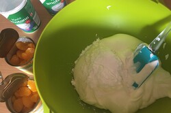 Przygotowanie przepisu Śmietankowe ciasto z mandarynkami i galaretką, krok 2