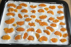Przygotowanie przepisu Prawdziwie śmietankowe ciasto z kawałkami mandarynek i mandarynkową galaretką, krok 7