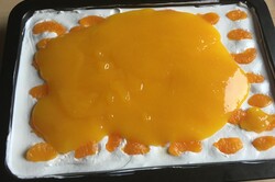 Przygotowanie przepisu Prawdziwie śmietankowe ciasto z kawałkami mandarynek i mandarynkową galaretką, krok 9