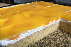 Przygotowanie przepisu Prawdziwie śmietankowe ciasto z kawałkami mandarynek i mandarynkową galaretką, krok 12
