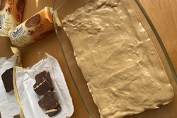Przygotowanie przepisu Karmelowo-czekoladowe ciasto z herbatnikami bez pieczenia, krok 2