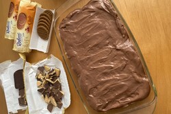 Przygotowanie przepisu Karmelowo-czekoladowe ciasto z herbatnikami bez pieczenia, krok 5