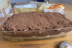 Przygotowanie przepisu Karmelowo-czekoladowe ciasto z herbatnikami bez pieczenia, krok 8