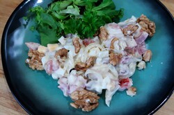 Przygotowanie przepisu Genialna sałatka na imprezę z mięsem z kurczaka i jajkiem, doprawiona delikatnym dressingiem, krok 3