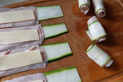 Przygotowanie przepisu Cukiniowe roladki - na cukinii połóż ser, plaster sera, zwiń, podsmaż i obiad gotowy, krok 4