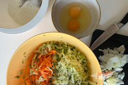 Przygotowanie przepisu Wystarczy tylko marchewka, cukinia, jajka i cebula aby przygotować te soczyste placki, krok 2