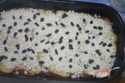 Przygotowanie przepisu Pudding z chleba z ciasta drożdżowego z rodzynkami i twarogiem, krok 3