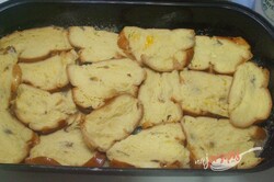Przygotowanie przepisu Pudding z chleba z ciasta drożdżowego z rodzynkami i twarogiem, krok 2