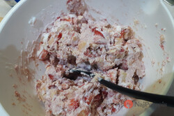 Przygotowanie przepisu Najszybsze ciasto na świecie - truskawkowy błysk z jogurtowym spodem, krok 2