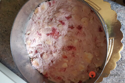 Przygotowanie przepisu Najszybsze ciasto na świecie - truskawkowy błysk z jogurtowym spodem, krok 3