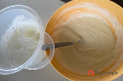 Przygotowanie przepisu Ciasto jeżynowe z delikatnym twarogowym nadzieniem i orzechową kruszonką, krok 1