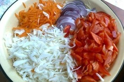 Przygotowanie przepisu Sałatka z kapusty z papryką, cebulą i marchwią, krok 1