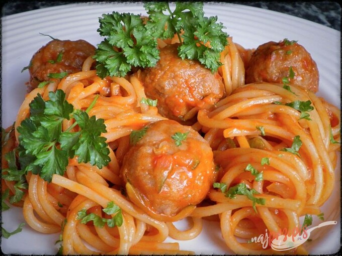 Przepis Spaghetti w sosie warzywnym z mięsnymi klopsikami