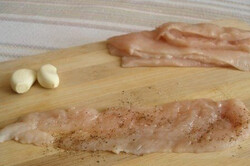 Przygotowanie przepisu Przekąski na jeden kęs z cukinii nadziewane mięsem drobiowym z czosnkiem, krok 2