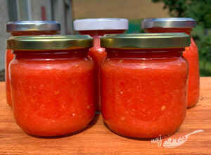 Przepis Przecier czosnkowo-pomidorowy na zimno, którego nie trzeba pasteryzować i który się nie psuje.