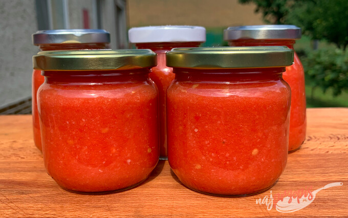 Przepis Przecier czosnkowo-pomidorowy na zimno, którego nie trzeba pasteryzować i który się nie psuje.