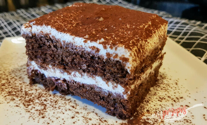 Przepis Proste soczyste kakaowe ciasto z kremem twarogowym
