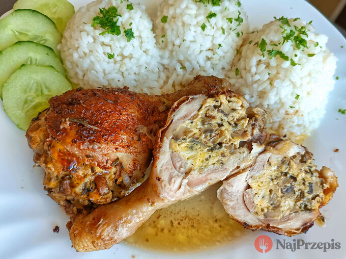 Przepis na udka z kurczaka z grzybowym nadzieniem, które przypominają niedzielny obiad u babci