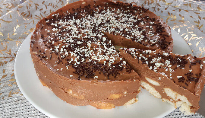 Przepis Tort czekoladowy z biszkoptami, bez pieczenia