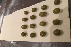 Przygotowanie przepisu Paluszki z ciasta francuskiego z oliwkami z 4 składników, krok 1