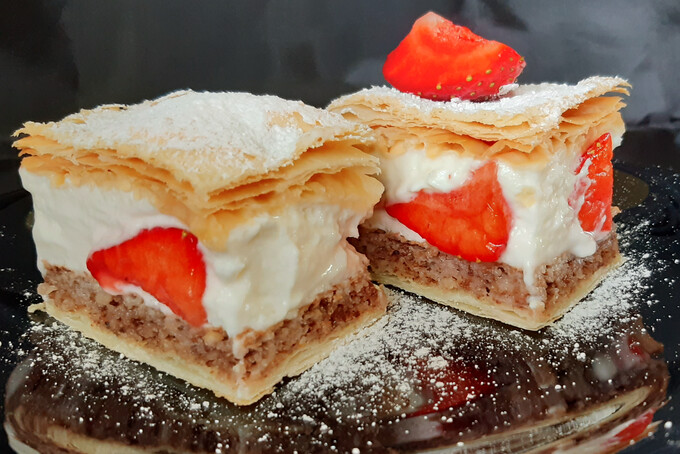 Przepis Fantastyczny truskawkowy deser z ciasta francuskiego
