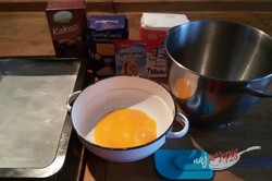 Przygotowanie przepisu Fantastyczne budyniowe ciasto z bitą śmietaną i truskawkami, krok 1