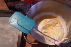 Przygotowanie przepisu Fantastyczne budyniowe ciasto z bitą śmietaną i truskawkami, krok 2