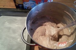 Przygotowanie przepisu Fantastyczne budyniowe ciasto z bitą śmietaną i truskawkami, krok 3