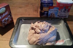 Przygotowanie przepisu Fantastyczne budyniowe ciasto z bitą śmietaną i truskawkami, krok 4