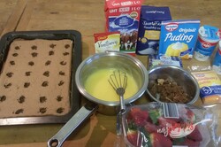Przygotowanie przepisu Fantastyczne budyniowe ciasto z bitą śmietaną i truskawkami, krok 6