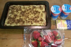 Przygotowanie przepisu Fantastyczne budyniowe ciasto z bitą śmietaną i truskawkami, krok 10