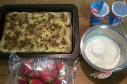 Przygotowanie przepisu Fantastyczne budyniowe ciasto z bitą śmietaną i truskawkami, krok 11