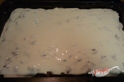 Przygotowanie przepisu Fantastyczne budyniowe ciasto z bitą śmietaną i truskawkami, krok 12