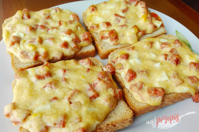 Przepis Zapiekane tosty z serem i szynką