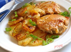 Przepis Kurczak z ziemniakami zapiekany w śmietanie