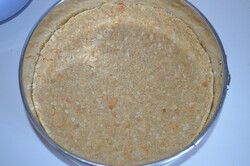 Przygotowanie przepisu Tort bez pieczenia z kremem ze skondensowanego mleka, z truskawkami i bitą śmietaną, krok 3