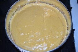 Przygotowanie przepisu Tort bez pieczenia z kremem ze skondensowanego mleka, z truskawkami i bitą śmietaną, krok 6