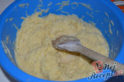 Przygotowanie przepisu Placki ziemniaczane nadziewane serem camembert, krok 2