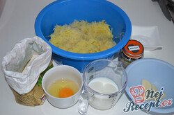 Przygotowanie przepisu Placki ziemniaczane nadziewane serem camembert, krok 1
