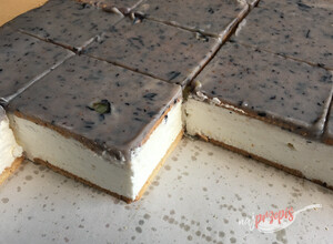 Przepis Twarogowy cheesecake z borówkami na blaszce bez pieczenia