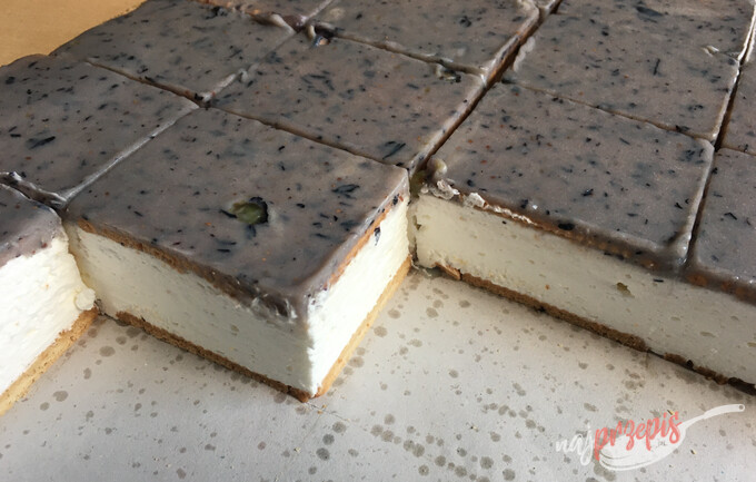 Przepis Twarogowy cheesecake z borówkami na blaszce bez pieczenia