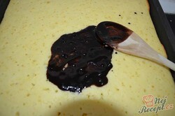 Przygotowanie przepisu Kefirowe dziurkowane ciasto z wiórkami kokosowymi, krok 5