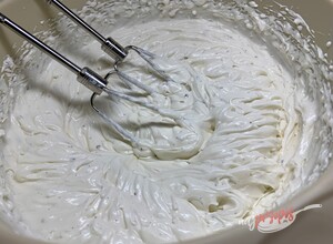 Przepis Lekki krem mascarpone z bitą śmietaną, który pasuje do każdego tortu i jest gotowy w 10 minut
