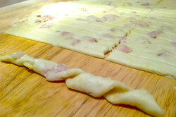 Przygotowanie przepisu Bekonowe paluszki z ciasta drożdżowego, krok 6