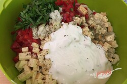 Przygotowanie przepisu Sałatka makaronowa z serem cheddar, krok 6