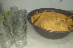 Przygotowanie przepisu Lekko pikantna pasta ze skwarkami, krok 2