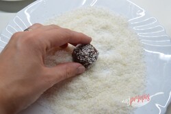 Przygotowanie przepisu Świąteczne kokosowe kuleczki bez pieczenia, które zrobisz w pół godzinki, krok 5