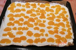 Przygotowanie przepisu Intensywnie kolorowe ciasto ze śmietaną i mandarynkami, krok 3